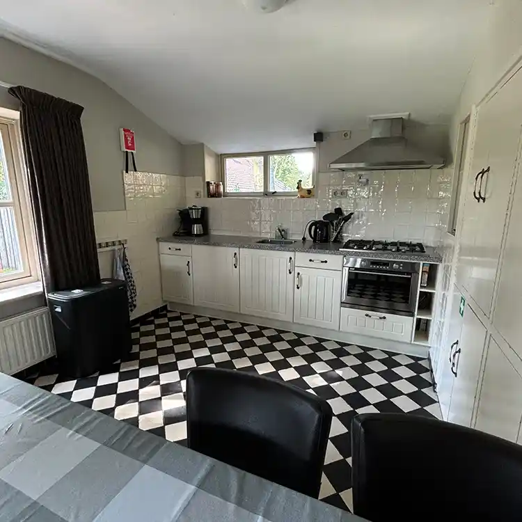 Overnachten-in-t-groen-Fotogalerij-huiskamer-hal-keuken_0003_03